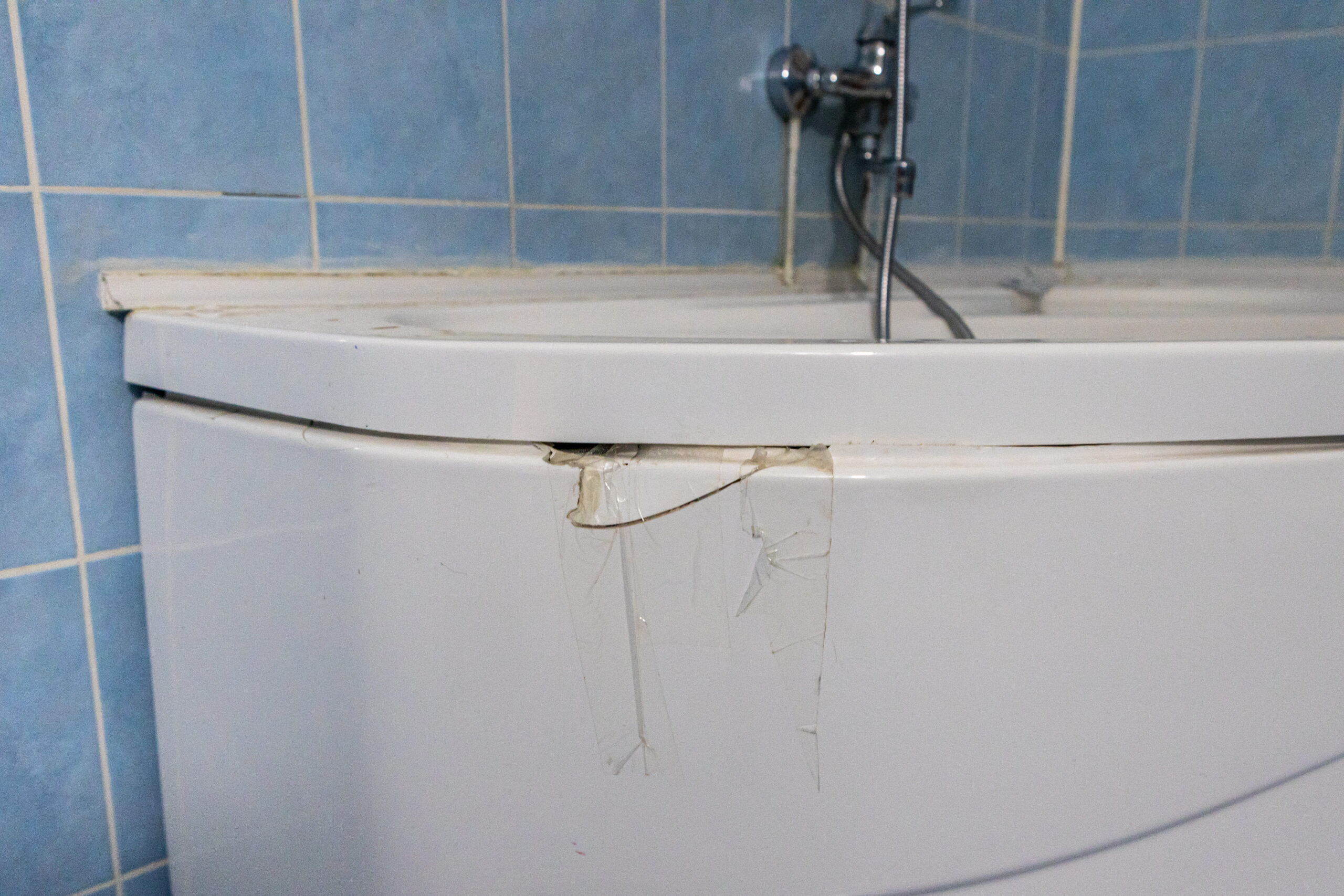 old bathroom in a dirty hotel room. The chip on the plumbing